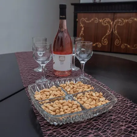 Reina House * 干尼亞